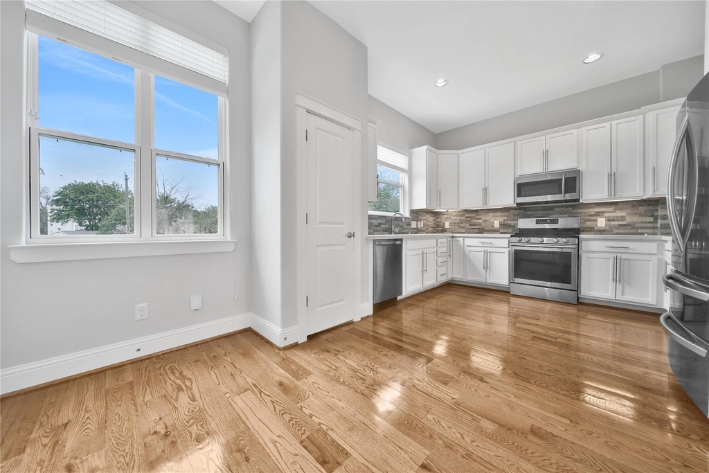 626 E 28th Street - Photo 10