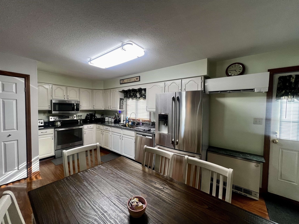 155 Dorr - Photo 1