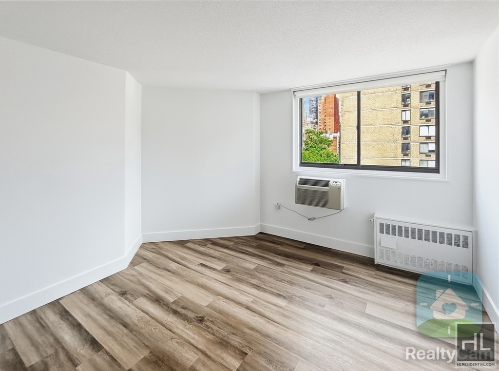 2 Avenue - Photo 1