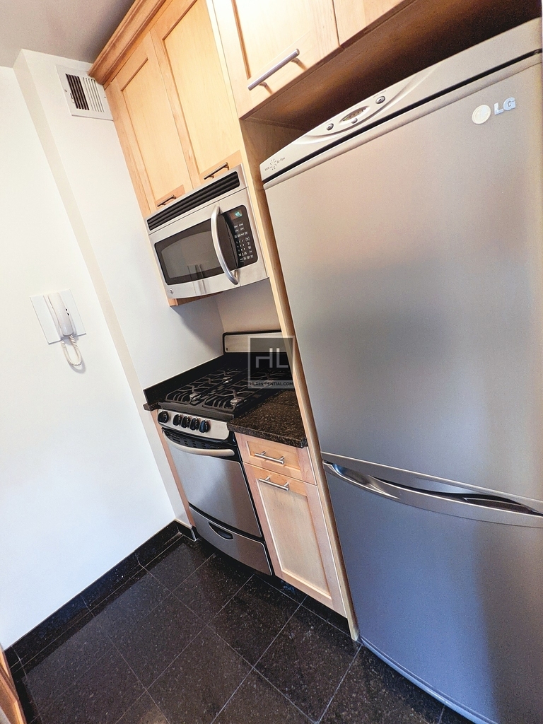 East 55 Street - Photo 1