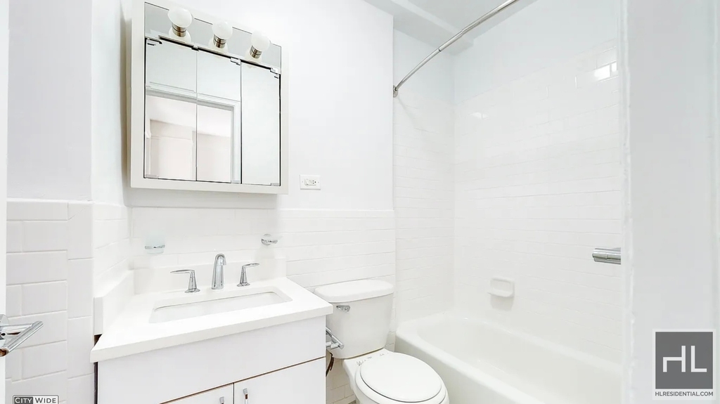 East 46 Street - Photo 2