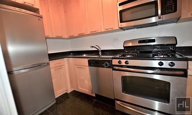 East 49 Street - Photo 1