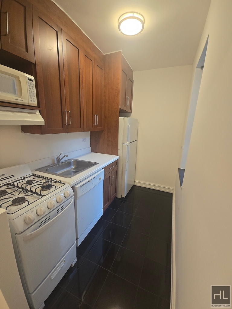 York Avenue - Photo 2