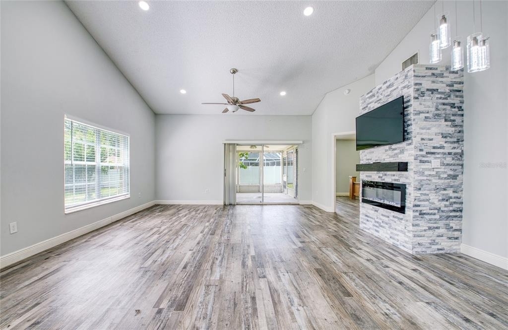 2390 Bentley Dr - Photo 2