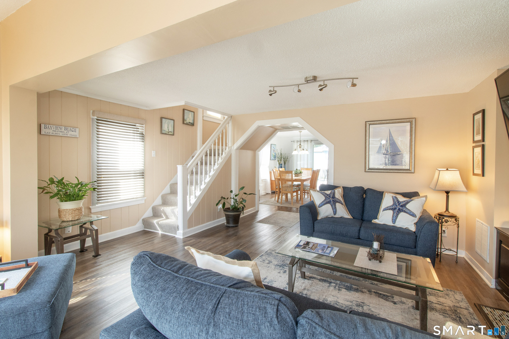 37 Lawrence Avenue - Photo 3