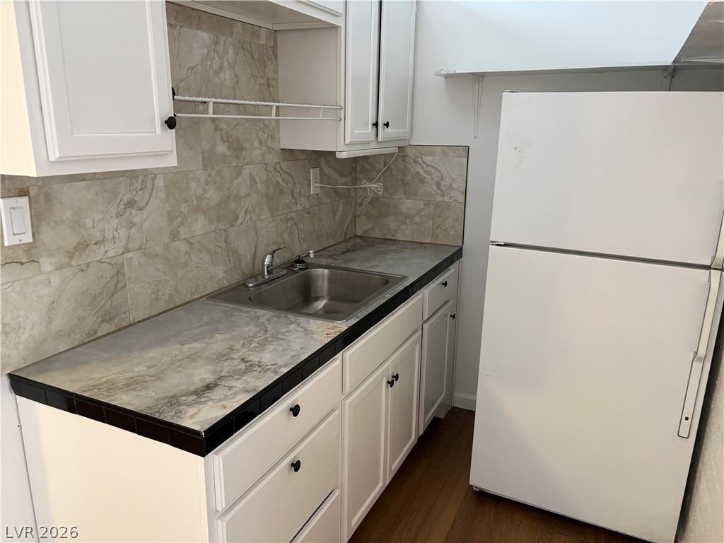 2125 Elm Avenue - Photo 2