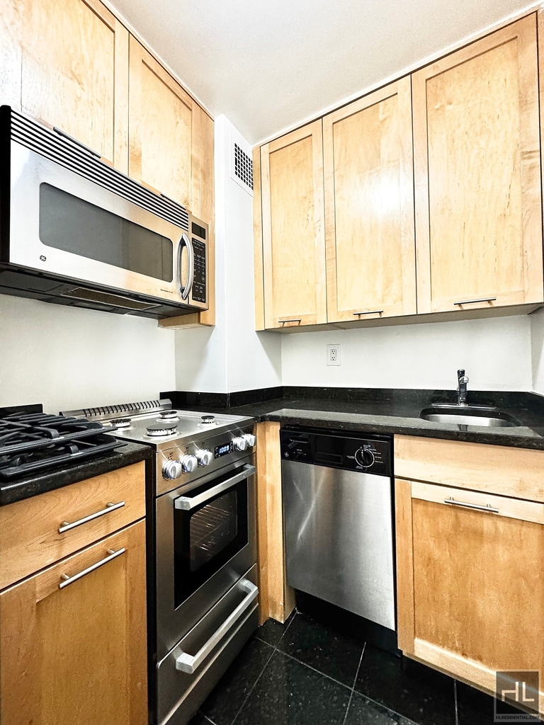 East 36 Street - Photo 4