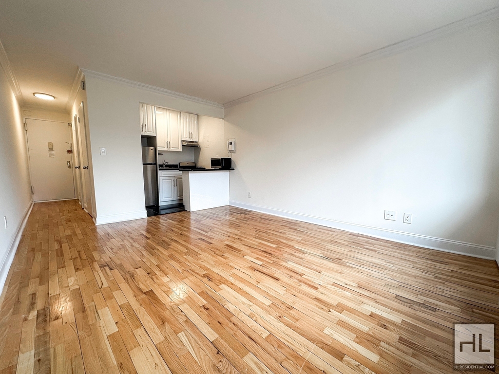 York Avenue - Photo 1