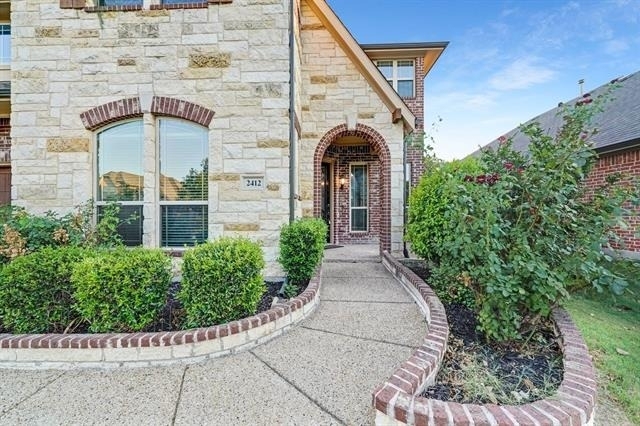 2412 Kemerton - Photo 2