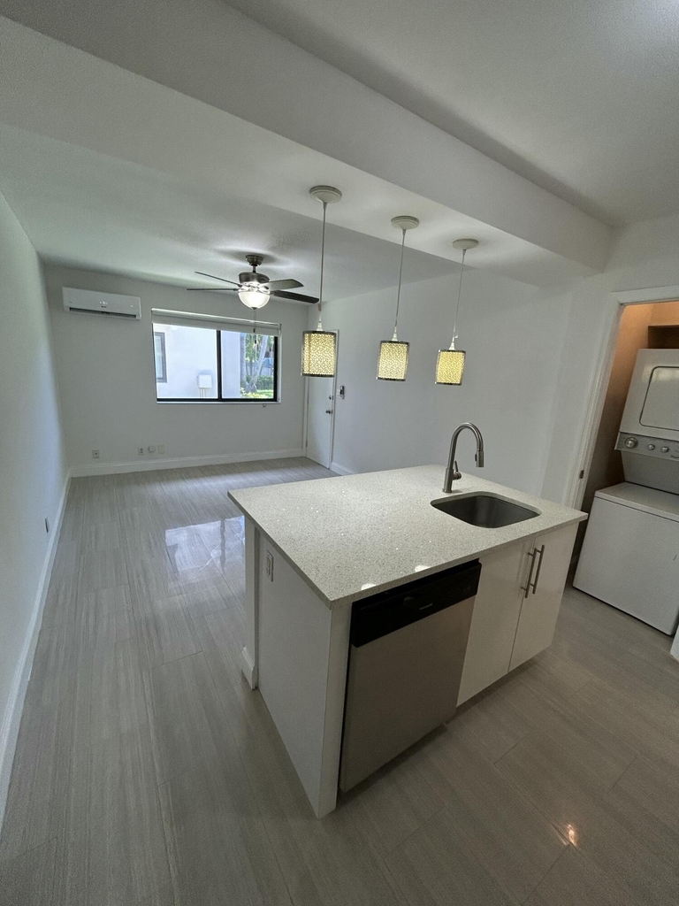 914 Ne 15th Avenue - Photo 0