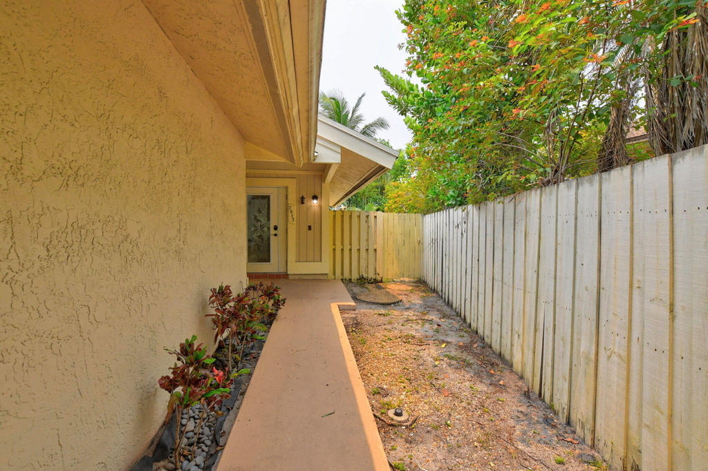 7813 Kenway Place W - Photo 4