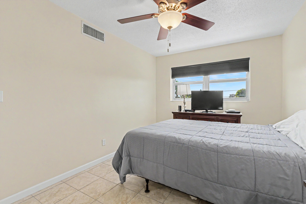 2455 Ne 51st Street - Photo 17