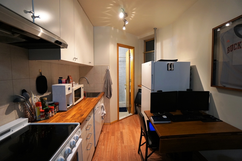 323 East 89th Street - Photo 2