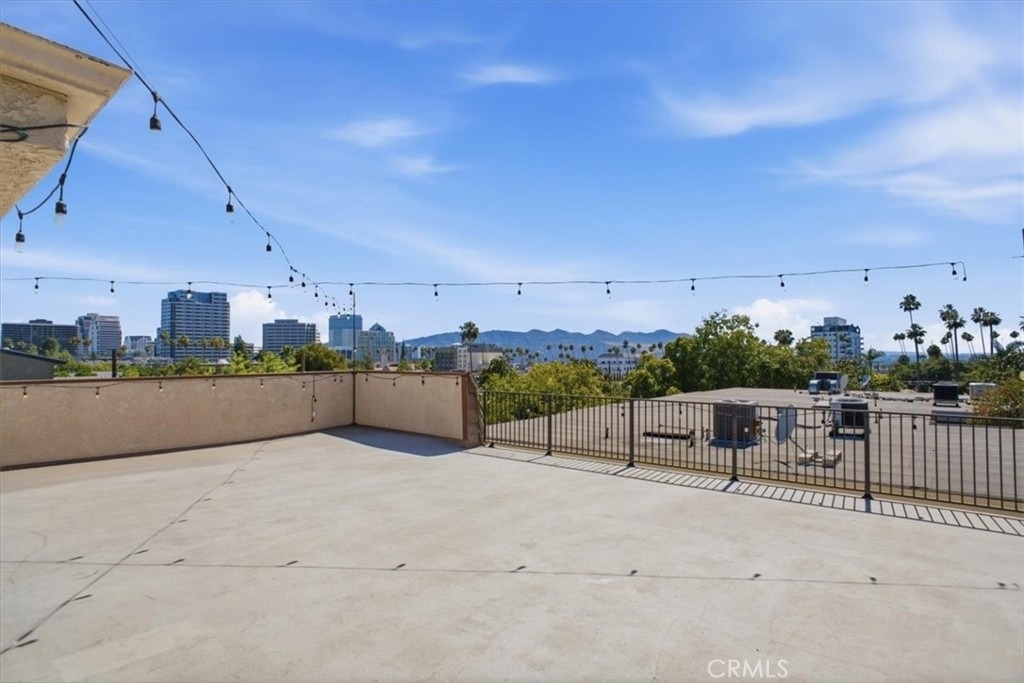 321 E Stocker - Photo 4