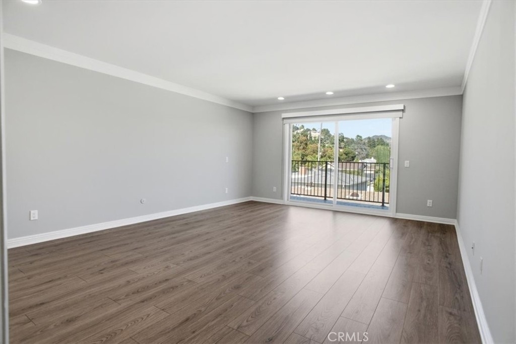 321 E Stocker - Photo 8