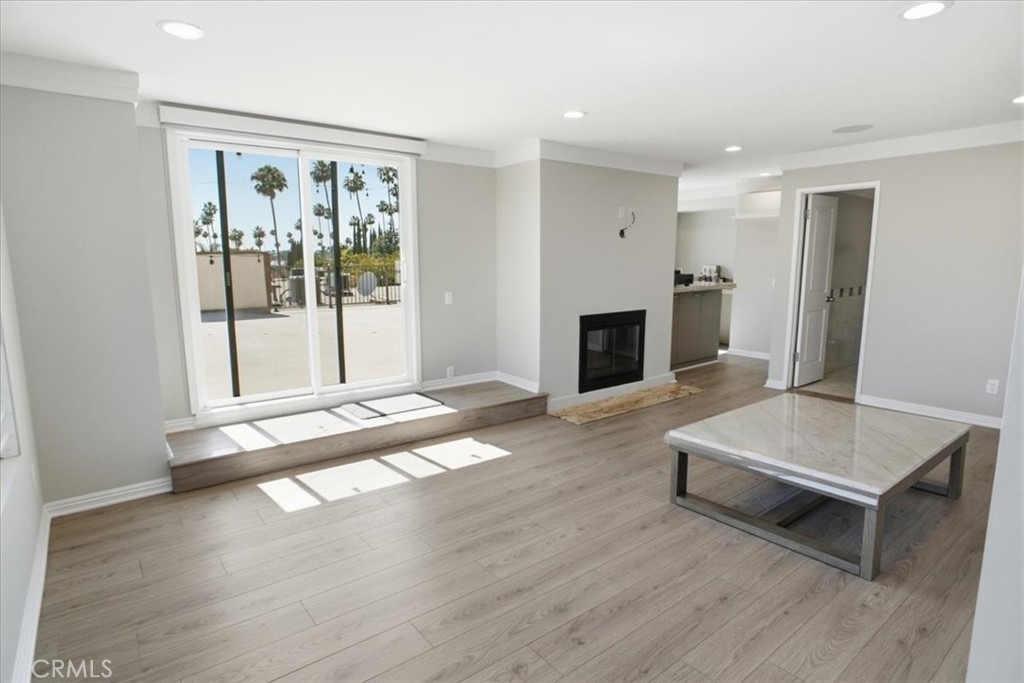 321 E Stocker - Photo 3