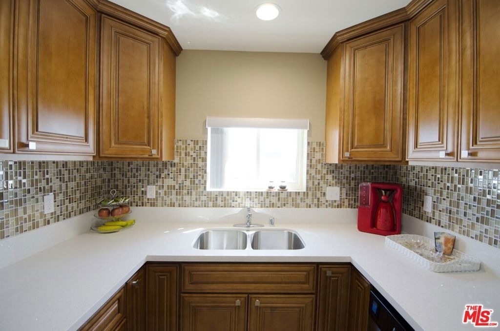 546 N Oxford Avenue - Photo 9