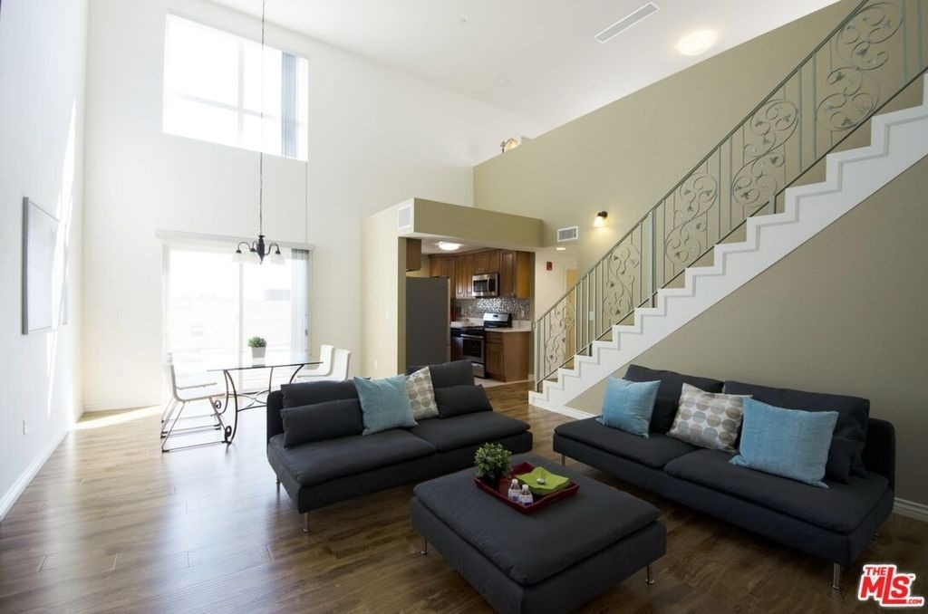 546 N Oxford Avenue - Photo 0