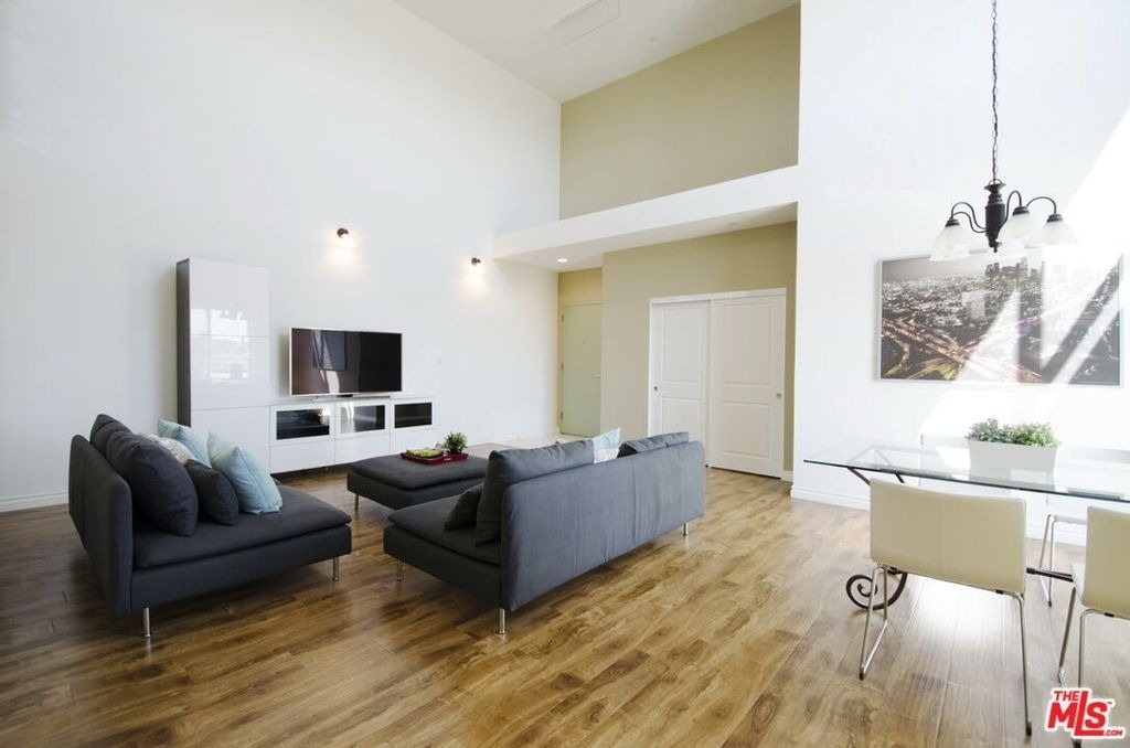 546 N Oxford Avenue - Photo 1