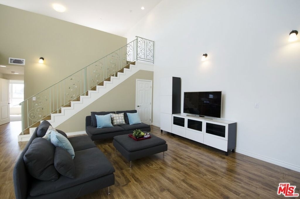 546 N Oxford Avenue - Photo 3