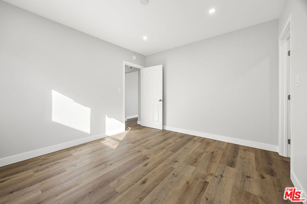 5465 S Victoria Avenue - Photo 17