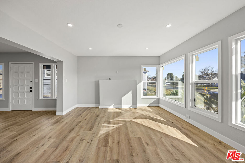 5465 S Victoria Avenue - Photo 6