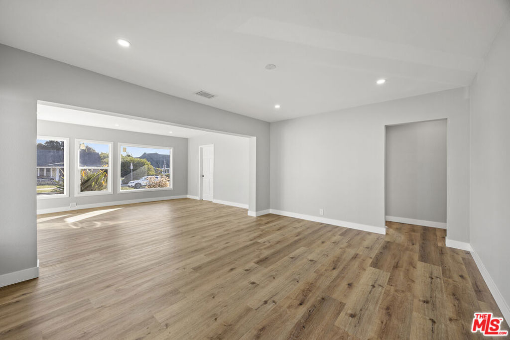 5465 S Victoria Avenue - Photo 3