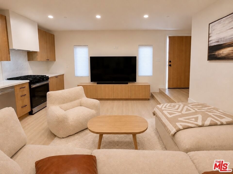 2707 Benedict Street - Photo 2