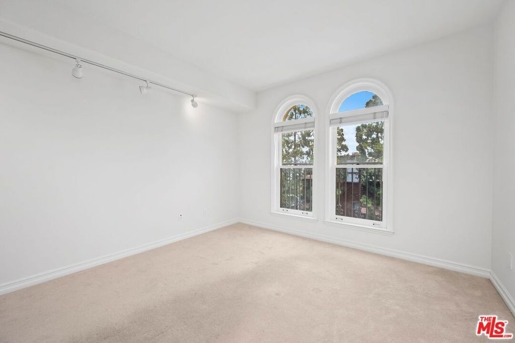 1000 Granville Avenue - Photo 46