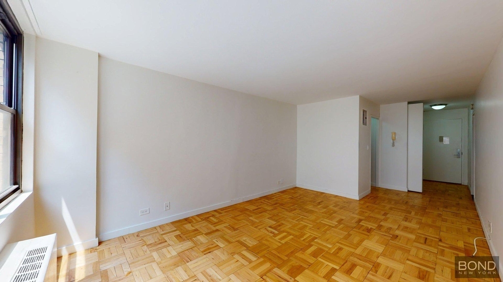East 49th Street - Photo 0
