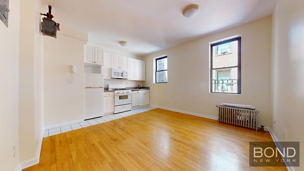 West 45th Street - Photo 0