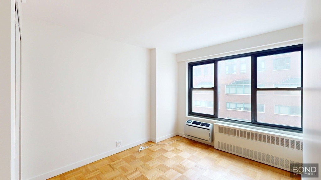 Fourth Avenue - Photo 2