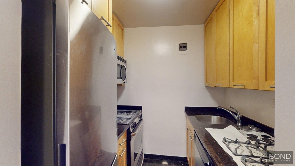 Fourth Avenue - Photo 1