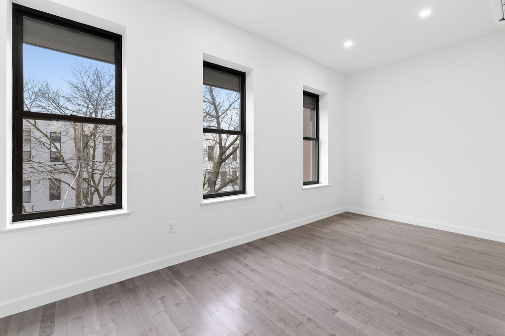 364 Menahan St - Photo 1