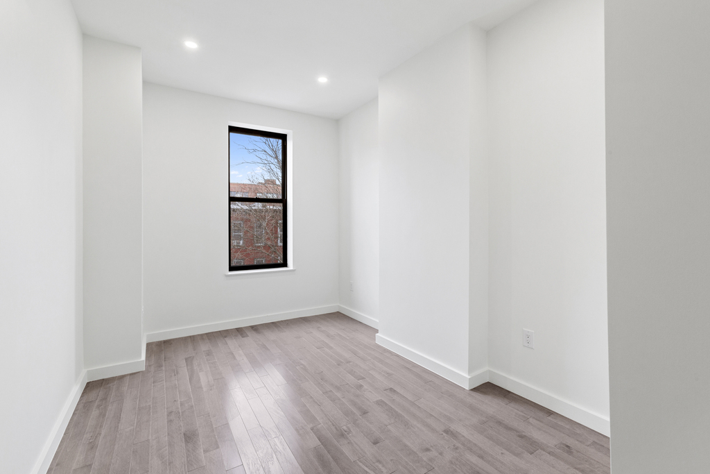 364 Menahan St - Photo 4