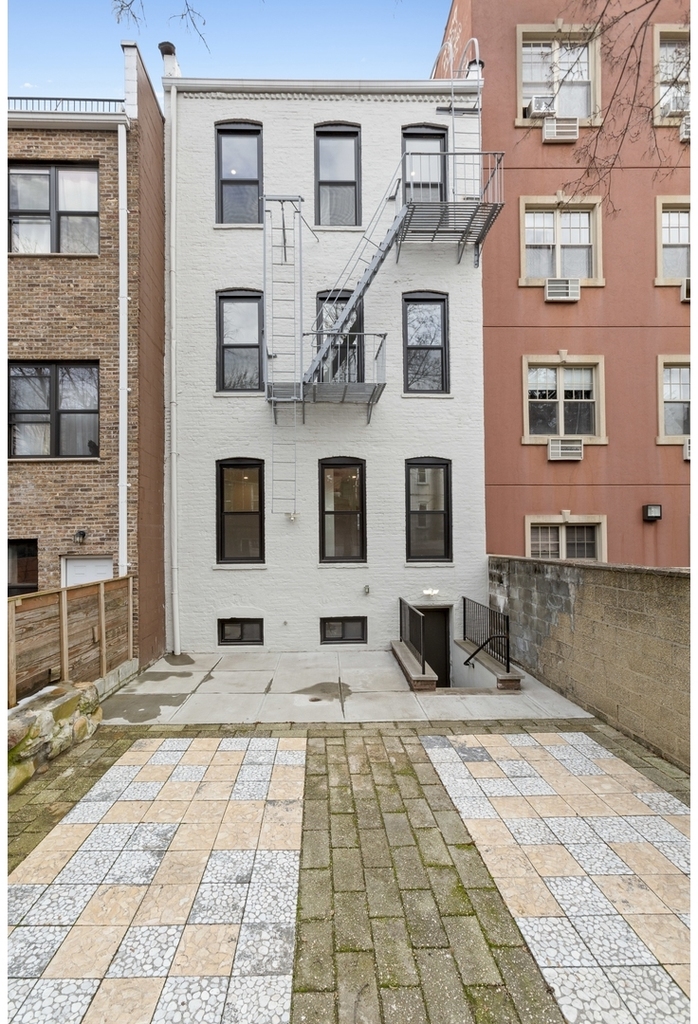 364 Menahan St - Photo 6