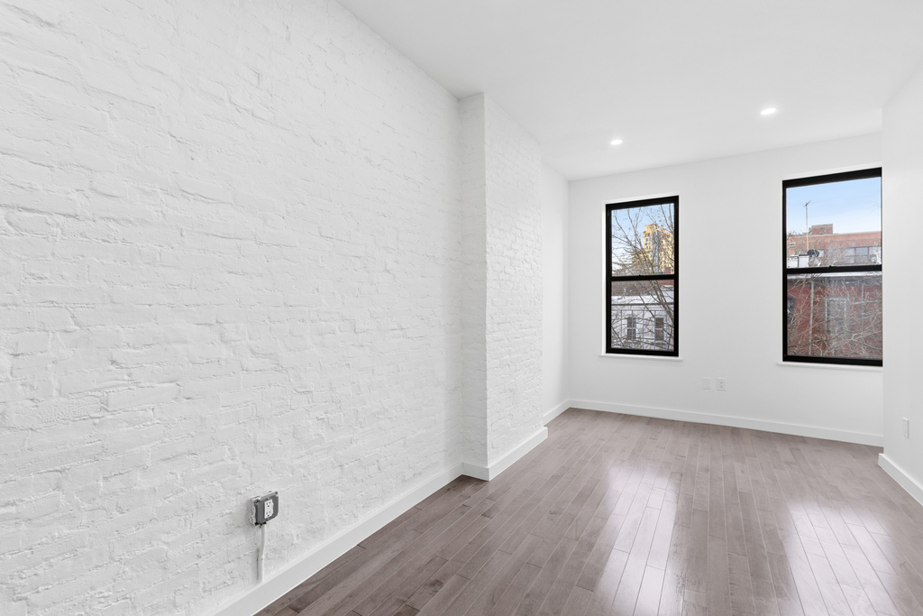 364 Menahan St - Photo 2