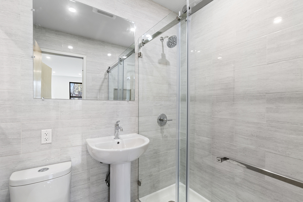 364 Menahan St - Photo 3