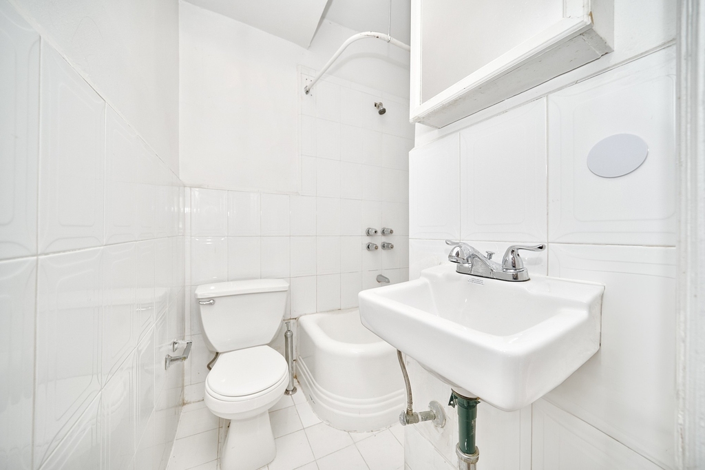 223 E 58th Street - Photo 4