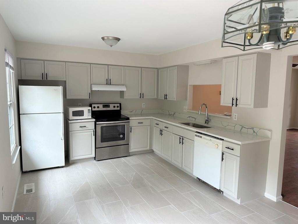 7822 Brookview Court - Photo 6