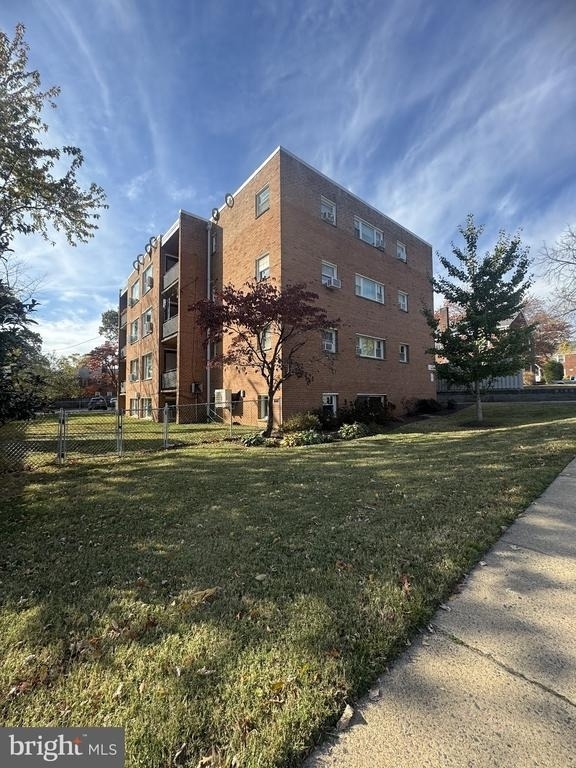 500 S Courthouse Road - Photo 0