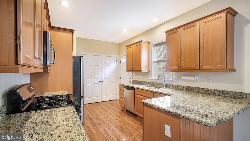 831 N Jackson Street - Photo 5