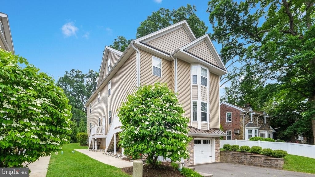 831 N Jackson Street - Photo 0