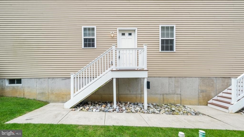 831 N Jackson Street - Photo 2