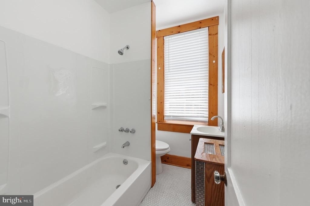 3202 Cliftmont Avenue - Photo 2