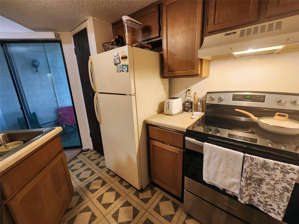 701 W 25th St - Photo 3