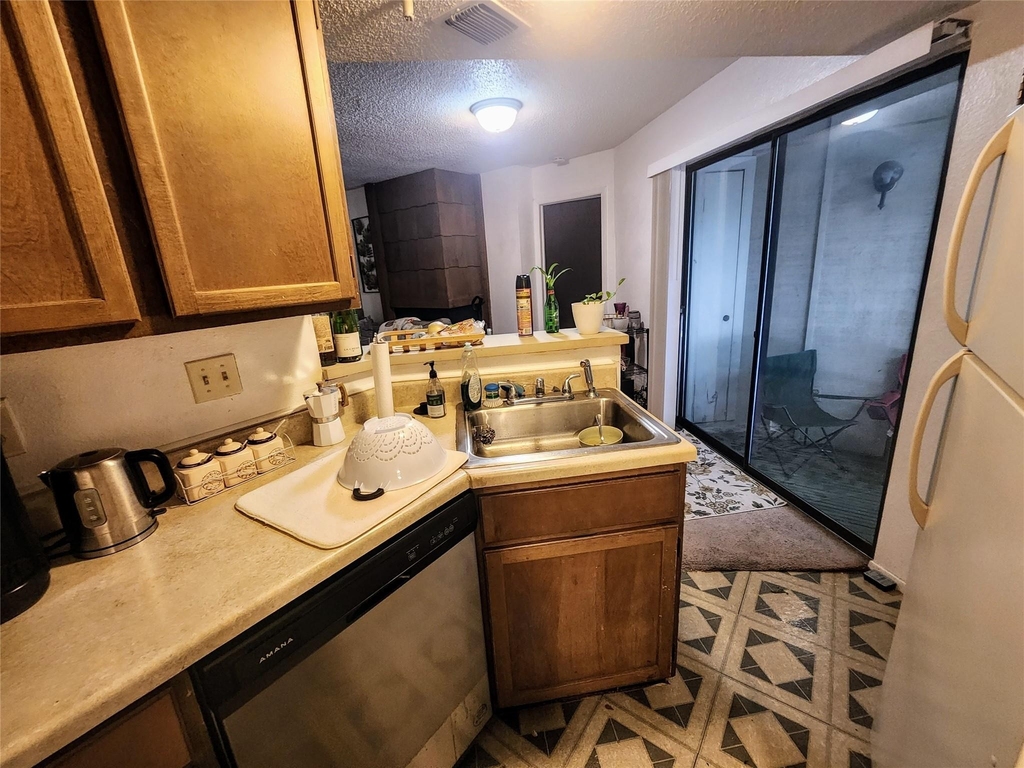 701 W 25th St - Photo 4