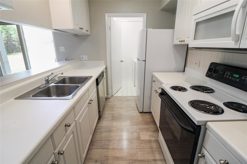 11705 Cherokee St - Photo 2