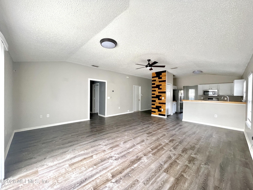 519 Chancellor Drive E - Photo 2
