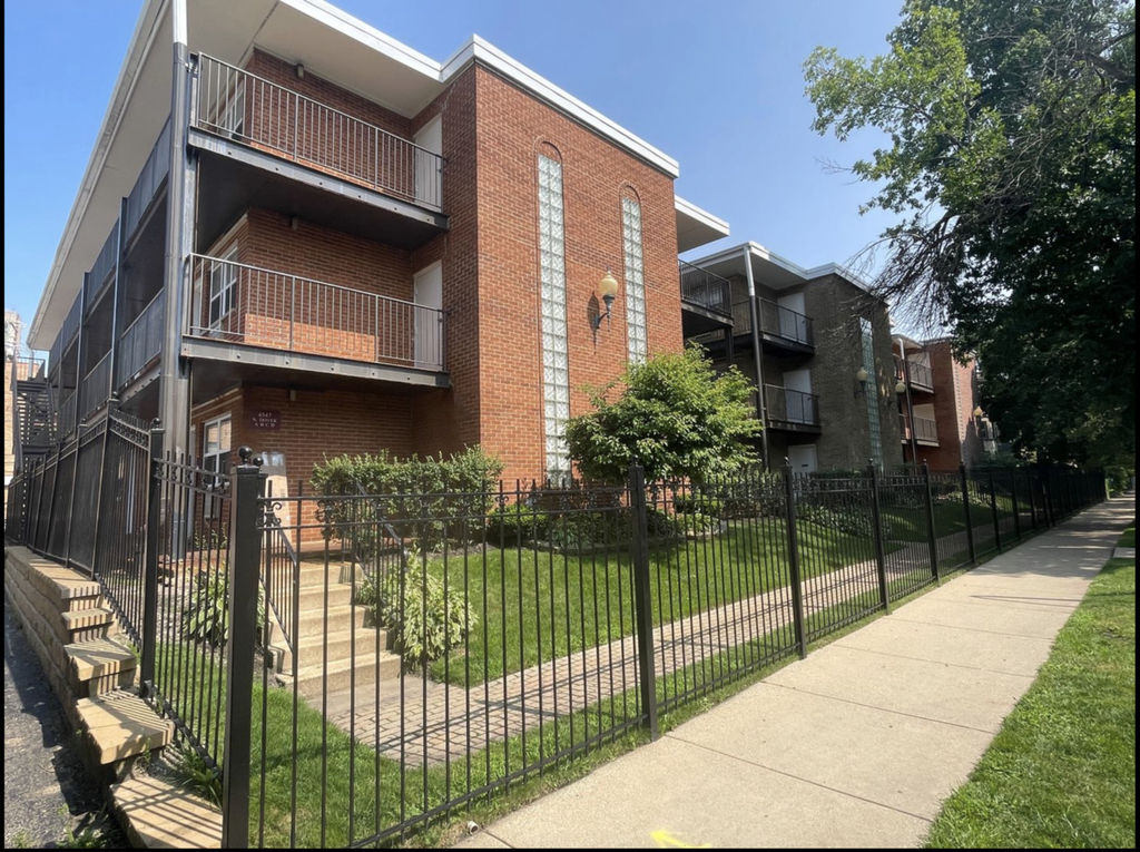 4537 N Dover Street - Photo 1